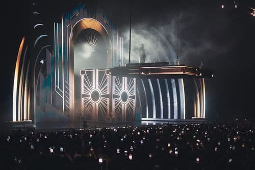 Image de l'artiste en concert.