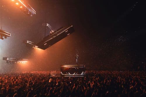 Image de l'artiste en concert.