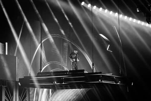 Image de l'artiste en concert.