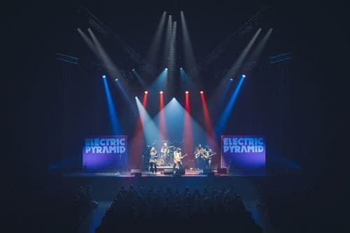 Image de l'artiste en concert.