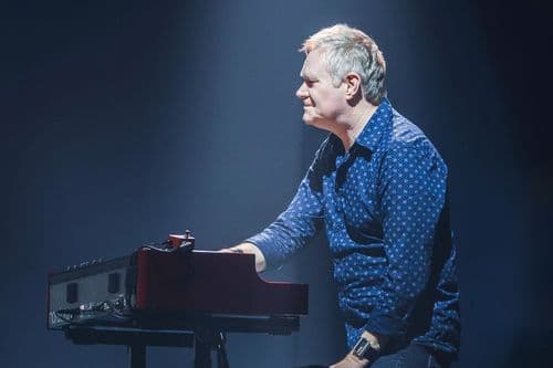 Image de l'artiste en concert.