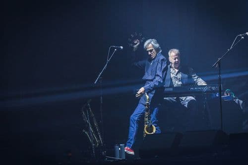 Image de l'artiste en concert.