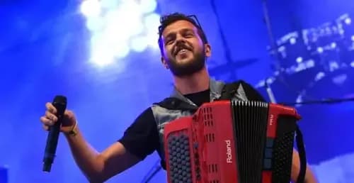 Image de l'artiste en concert.